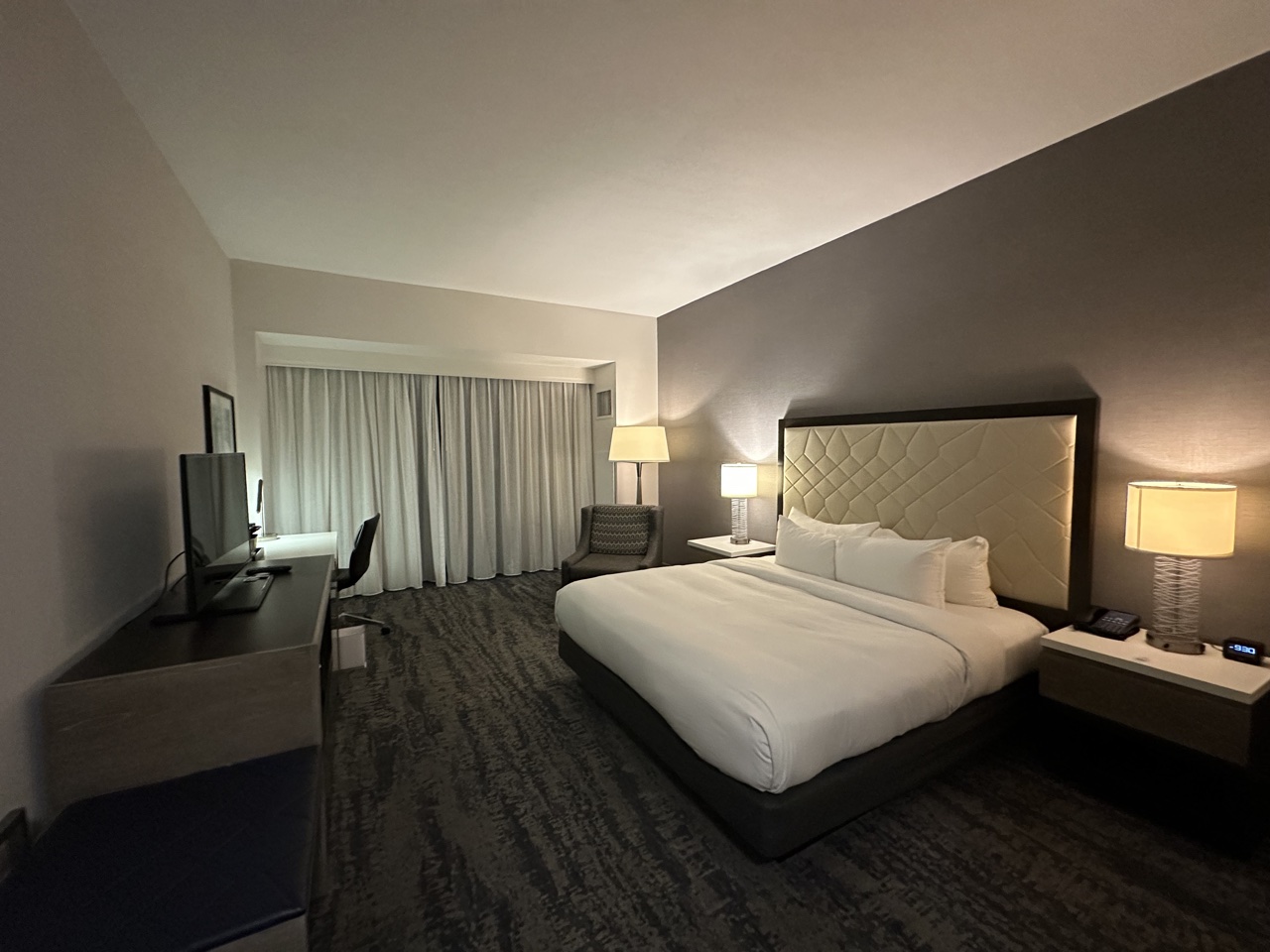 Hilton Shreveport guestroom wide