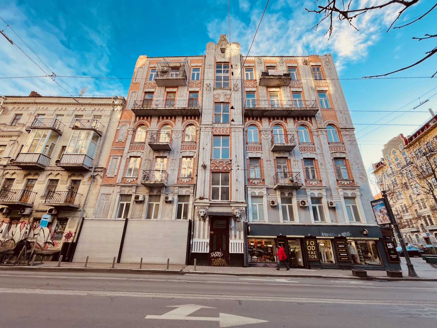 a building with many windows and balconies