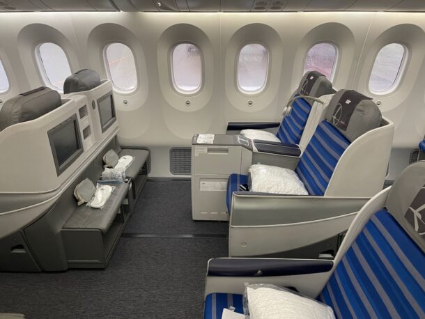 Review: LOT Polish 787-8 Business Class Warsaw - New York - Live and ...