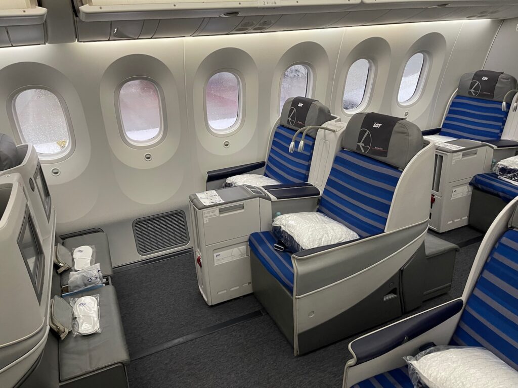 Review: LOT Polish 787-8 Business Class Warsaw - New York - Live and ...