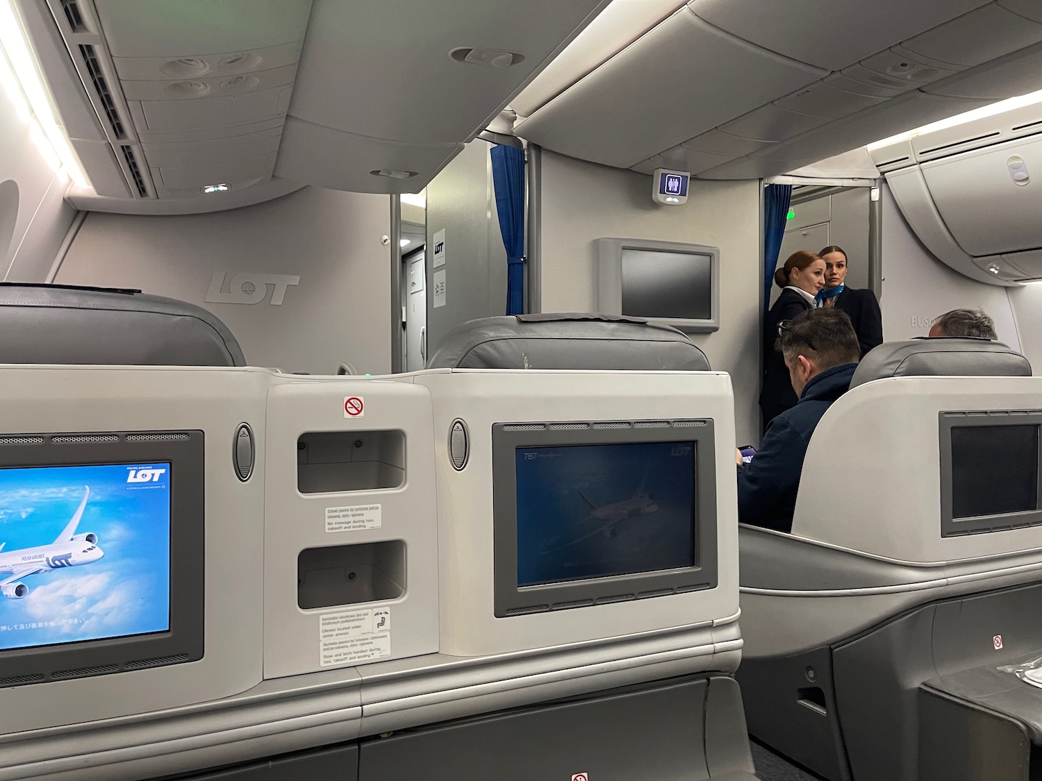 LOT Polish Airlines review: 787-8 economy class Los Angeles to Warsaw –  SANspotter