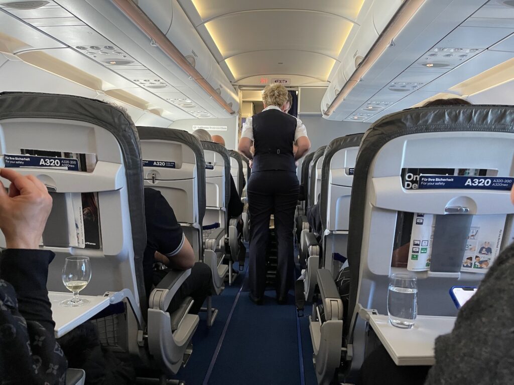 Review: Lufthansa A320neo Business Class - Live And Let's Fly - CCETA