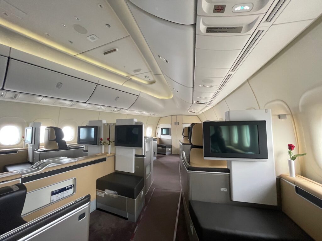 Review: Lufthansa 747-8 First Class Frankfurt - Chicago - Live and Let ...