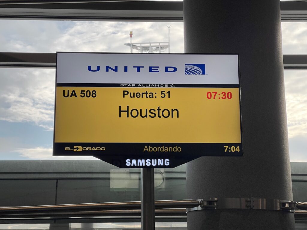 Review: United Airlines 737-700 Business Class - Live and Let's Fly