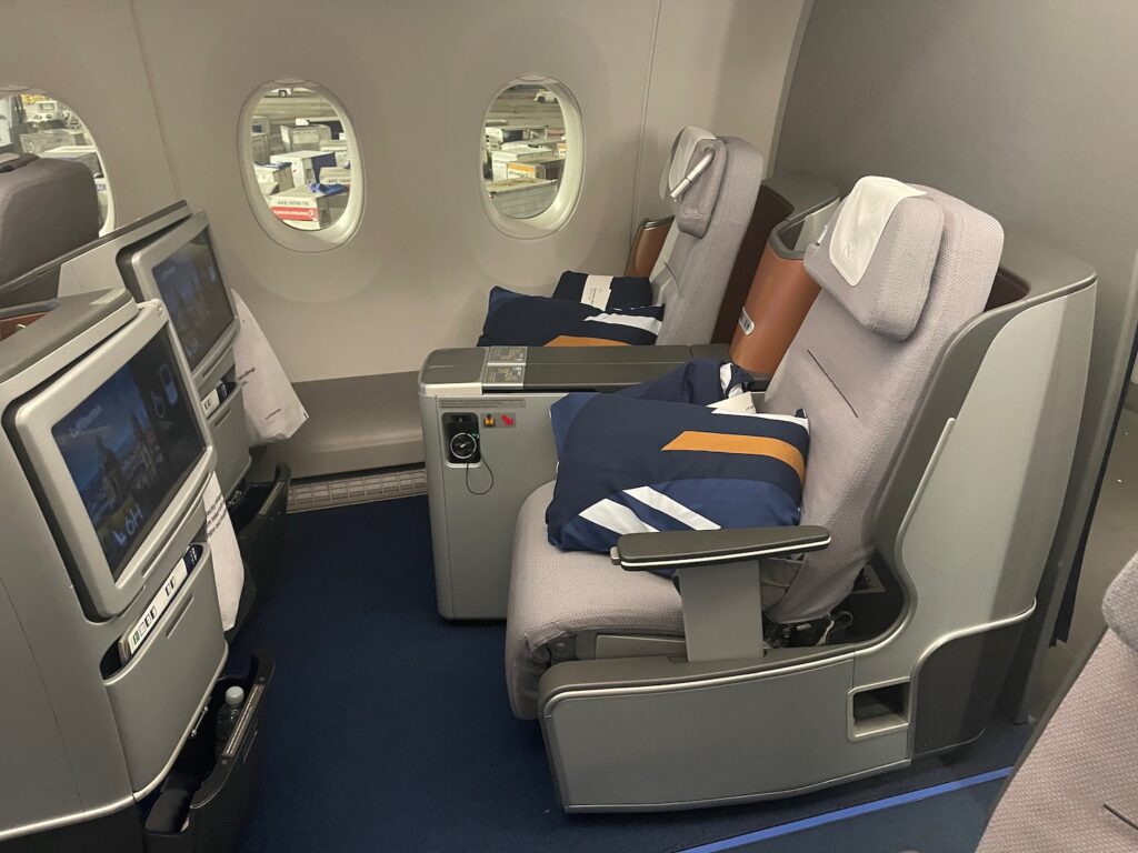 Review: Lufthansa A350-900 Business Class San Francisco - Munich - Live ...