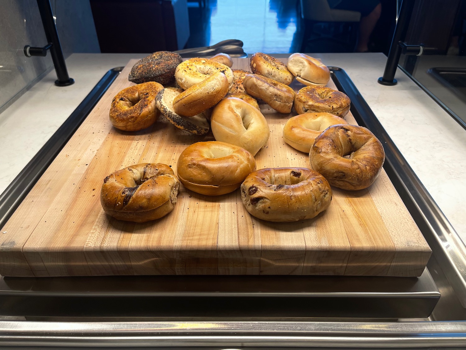 a group of bagels on a cutting board