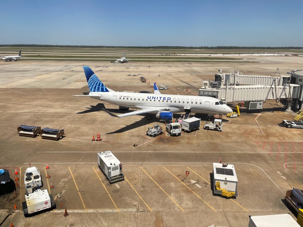 skywest-will-pay-non-unionized-flight-attendants-during-boarding-live