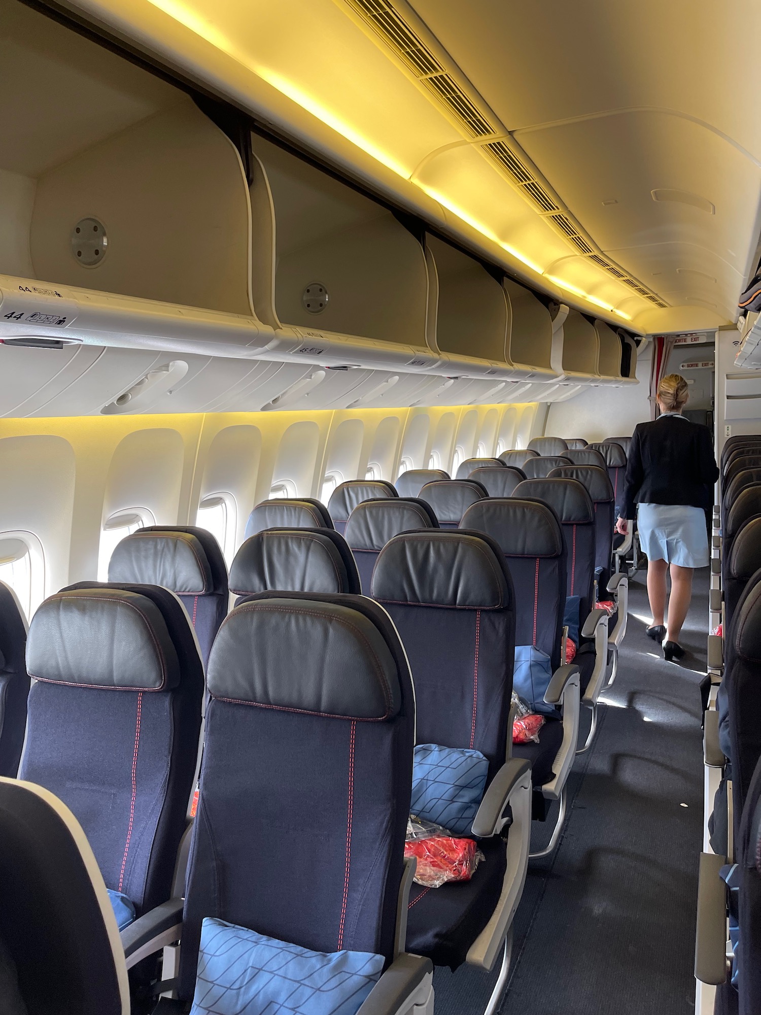 https://liveandletsfly.com/wp-content/uploads/2023/06/Air-France-777-300ER-Economy-Class-Review-31.jpeg