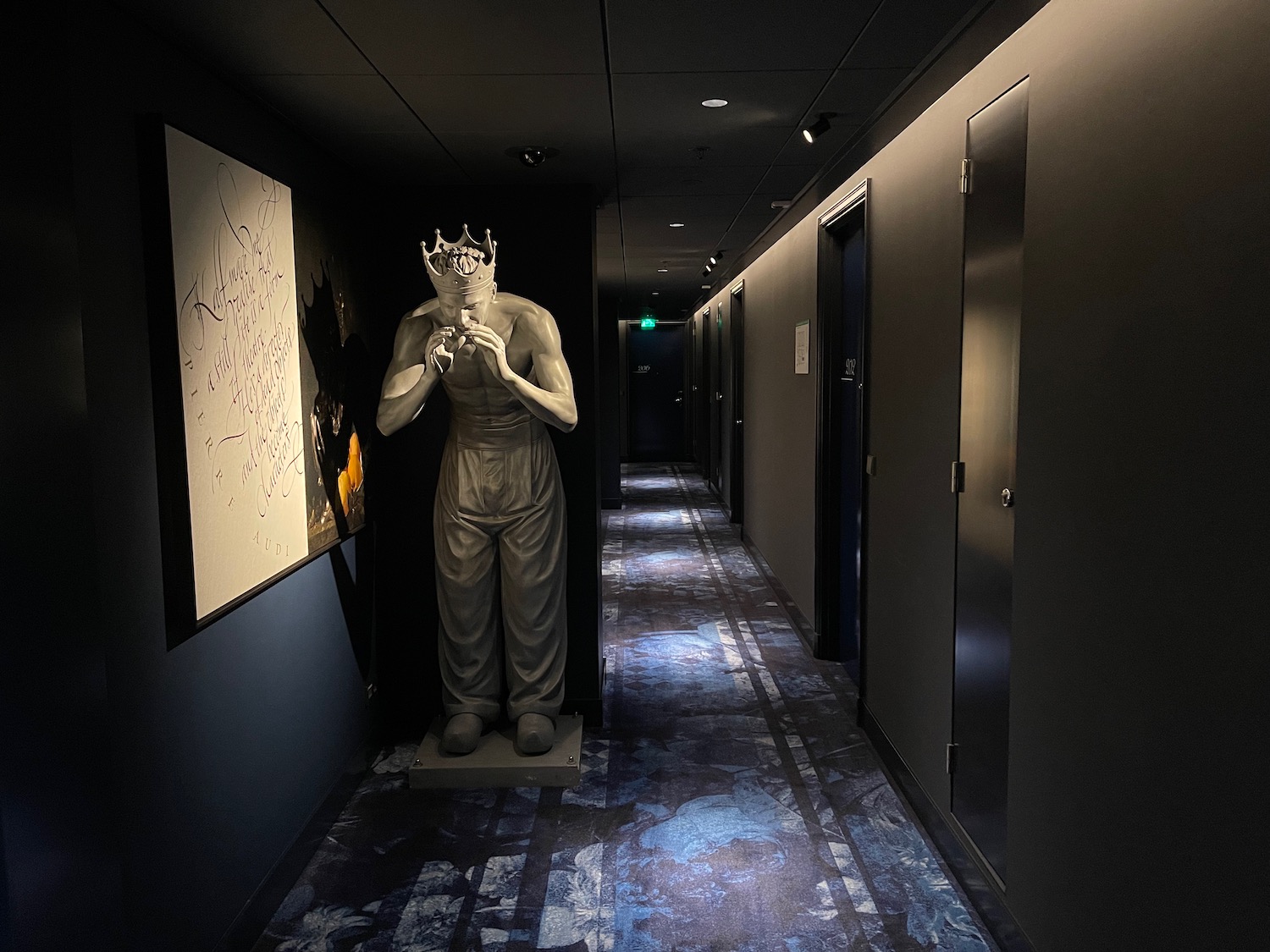 a statue of a man wearing a crown in a hallway