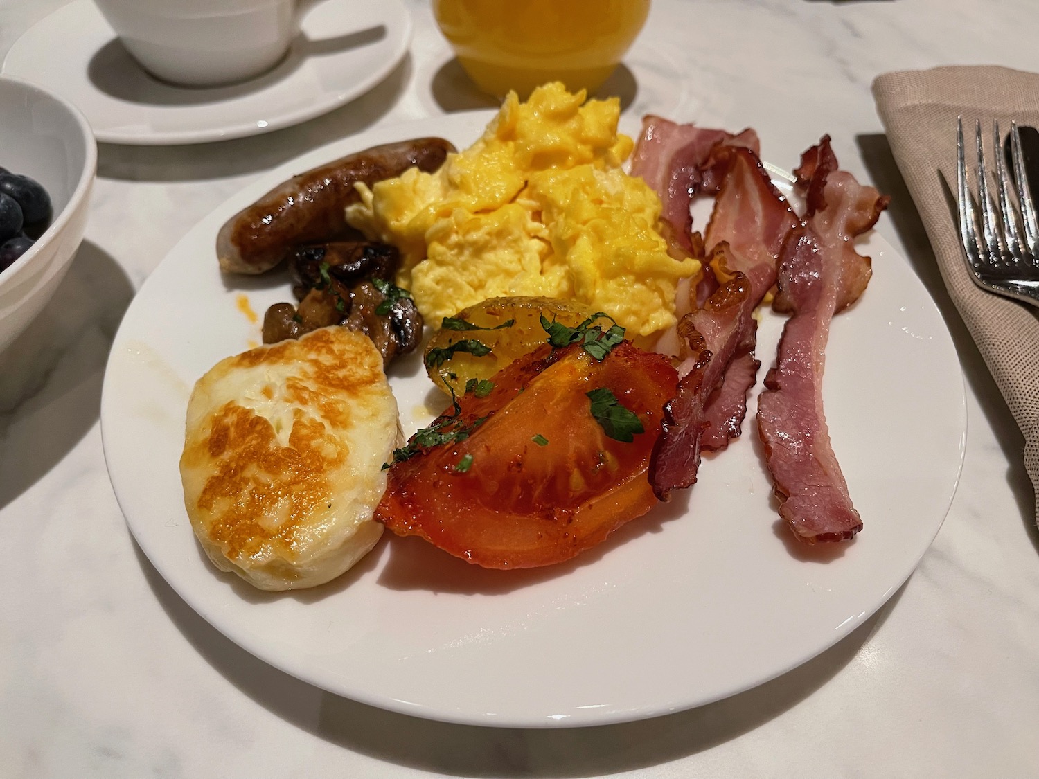 a plate of breakfast food