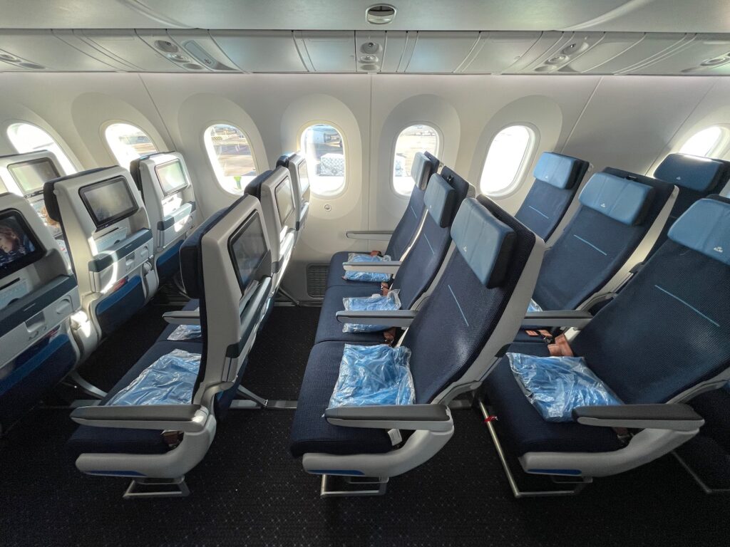 Review: KLM 787-10 Economy Class - Live and Let's Fly