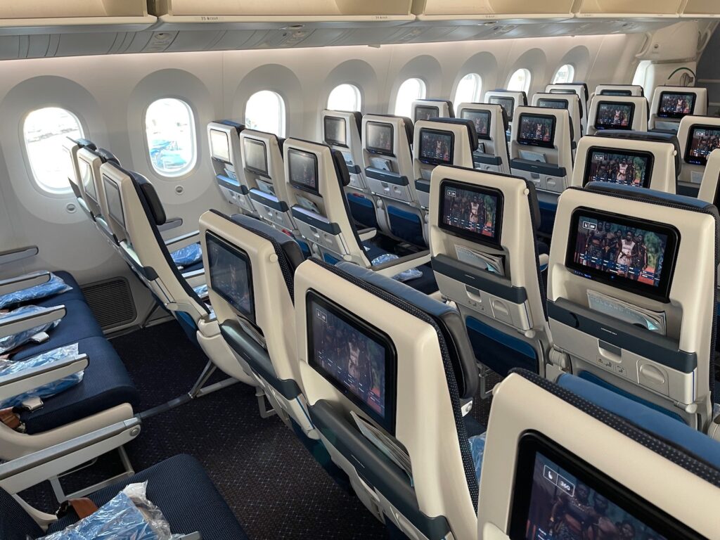 Review: KLM 787-10 Economy Class - Live and Let's Fly