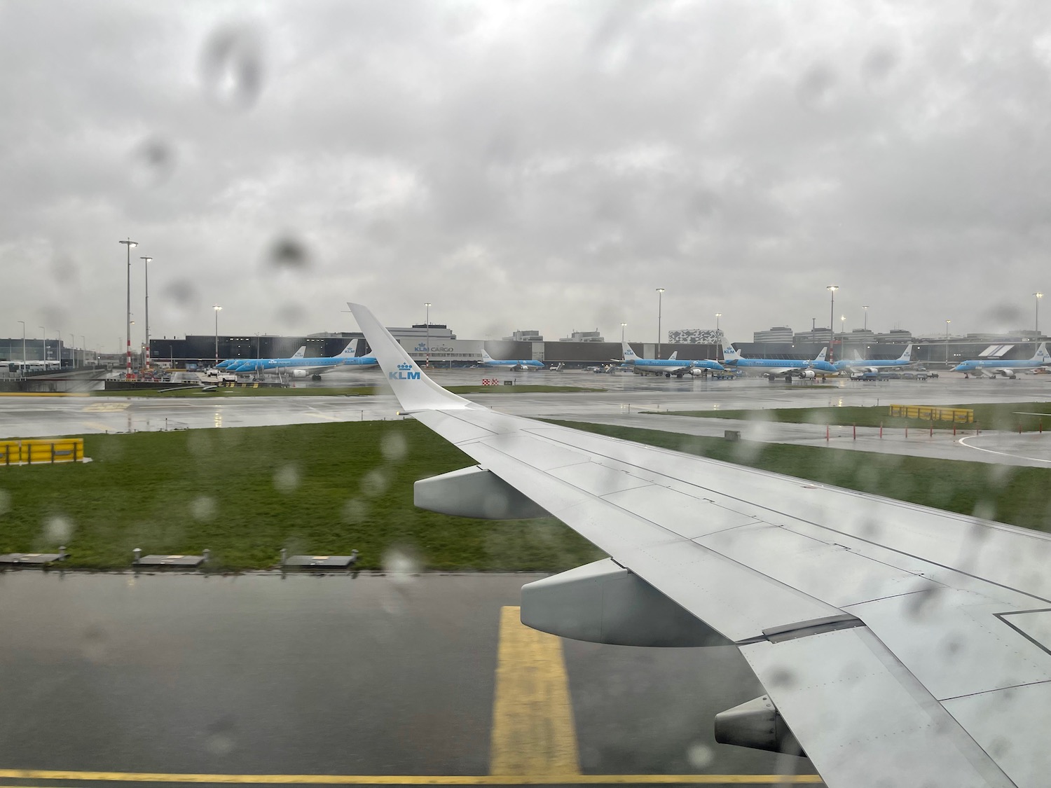 a view of the wing of an airplane on a runway