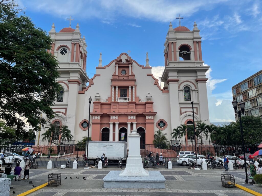 Photo Essay: San Pedro Sula, Honduras - Live and Let's Fly