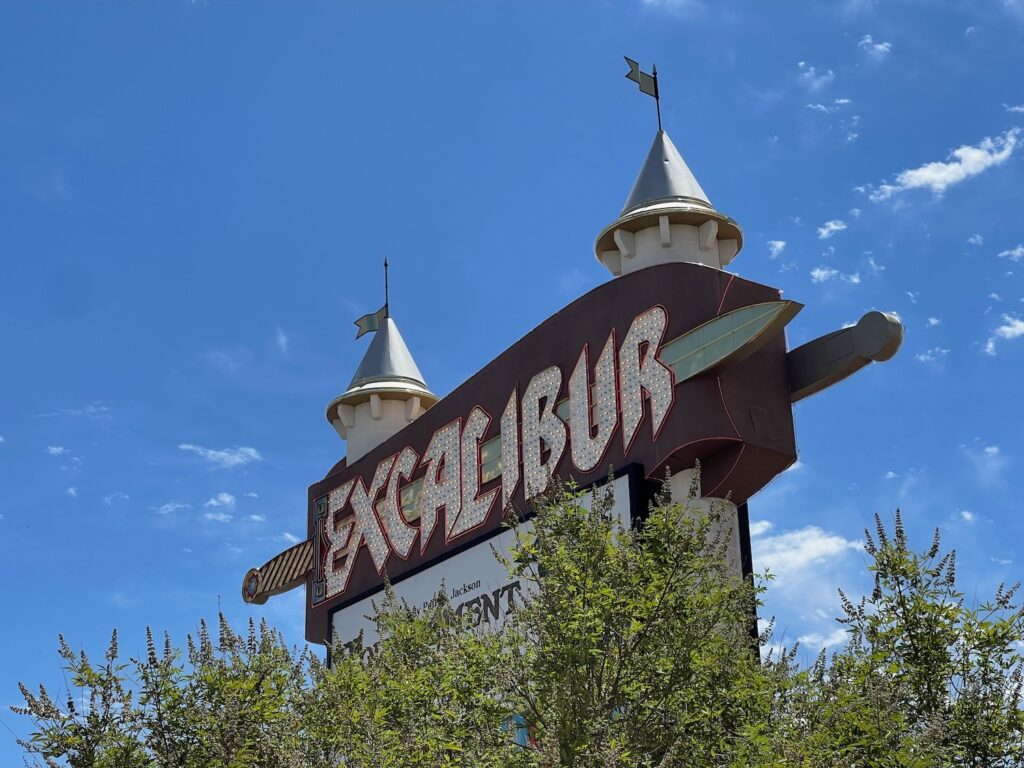 Review Excalibur Hotel & Casino Las Vegas Live and Let