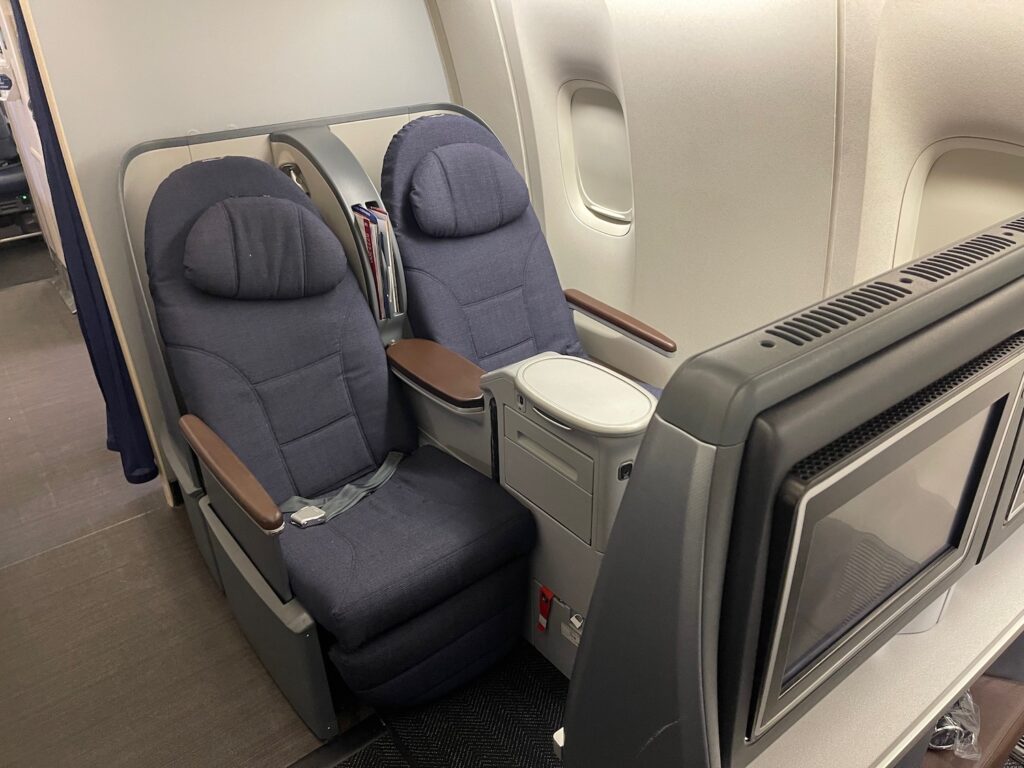 I Flew United’s 777-200 With Eight Seats Across In Business Class ...