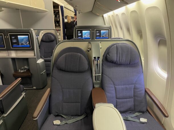 I Flew United’s 777-200 With Eight Seats Across In Business Class ...