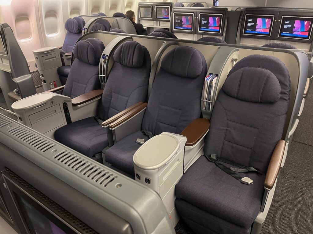 I Flew United’s 777-200 With Eight Seats Across In Business Class ...