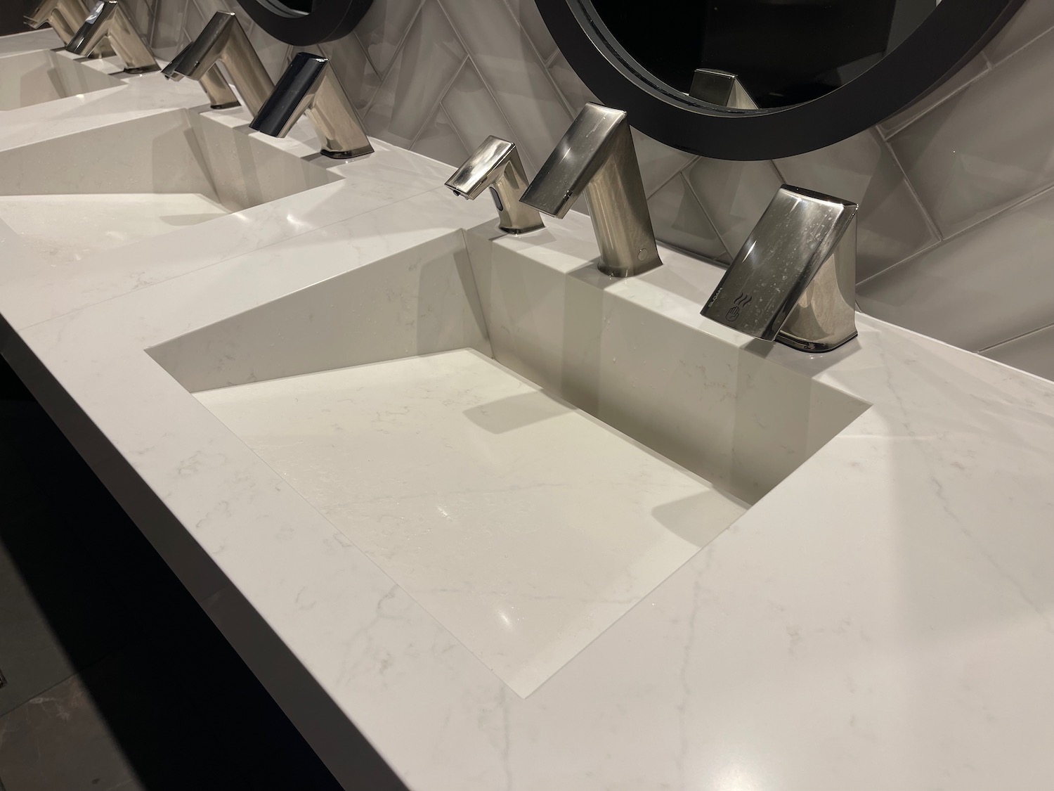 a row of sinks in a bathroom