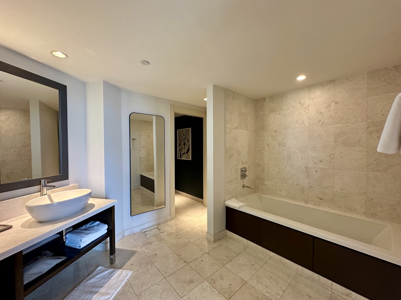 Kimpton Epic hotel miami bathroom wide