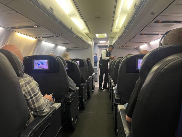 Review: United Airlines 737-900 Economy Class - Live and Let's Fly