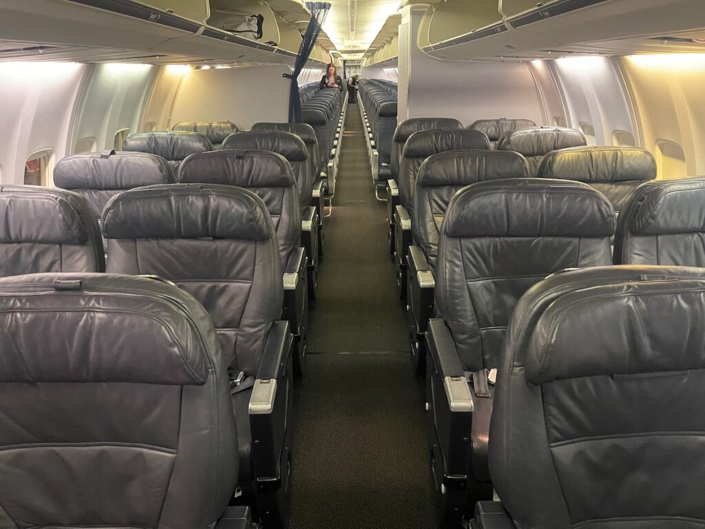 Review: United Airlines 737-900 Economy Class - Live And Let's Fly