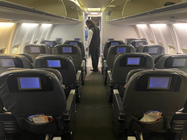 Review: United Airlines 737-900 Economy Class - Live and Let's Fly