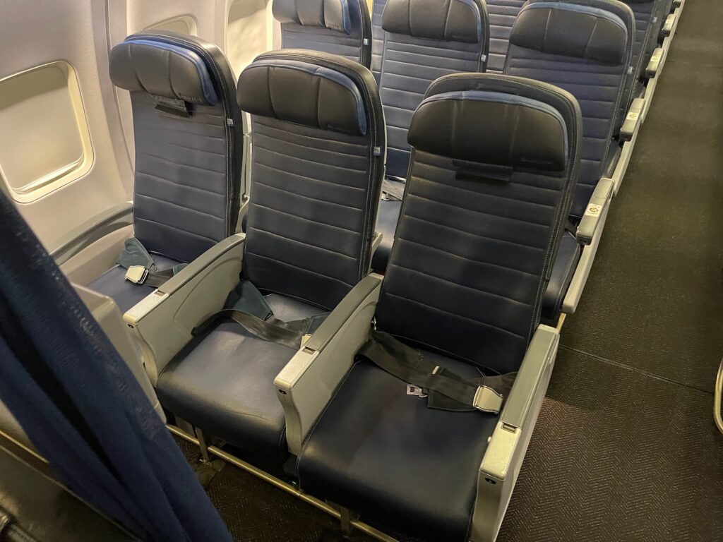 Review: United Airlines 737-900 Economy Class - Live and Let's Fly