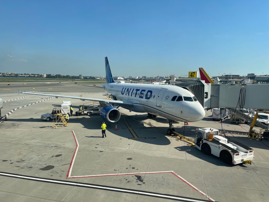 Review: United Airlines A319 Economy Class - Live And Let's Fly