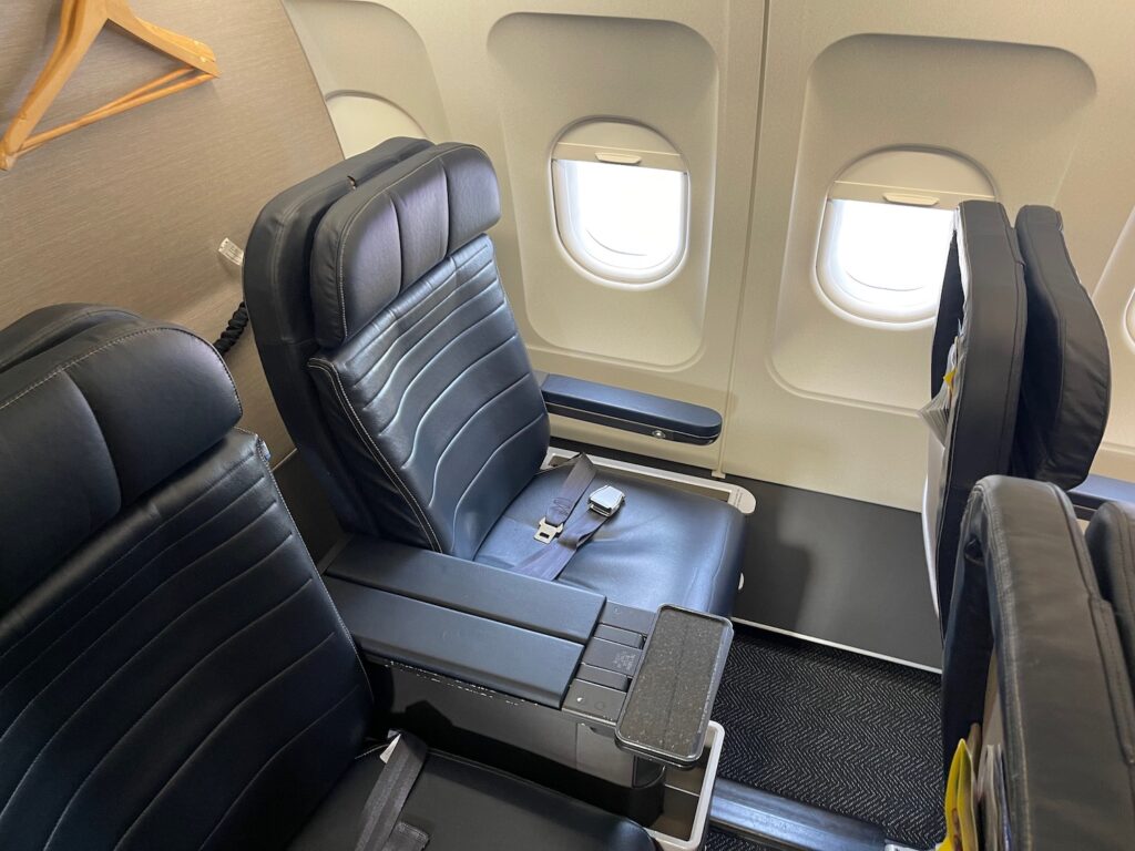 Review: United Airlines A319 First Class - Live And Let's Fly