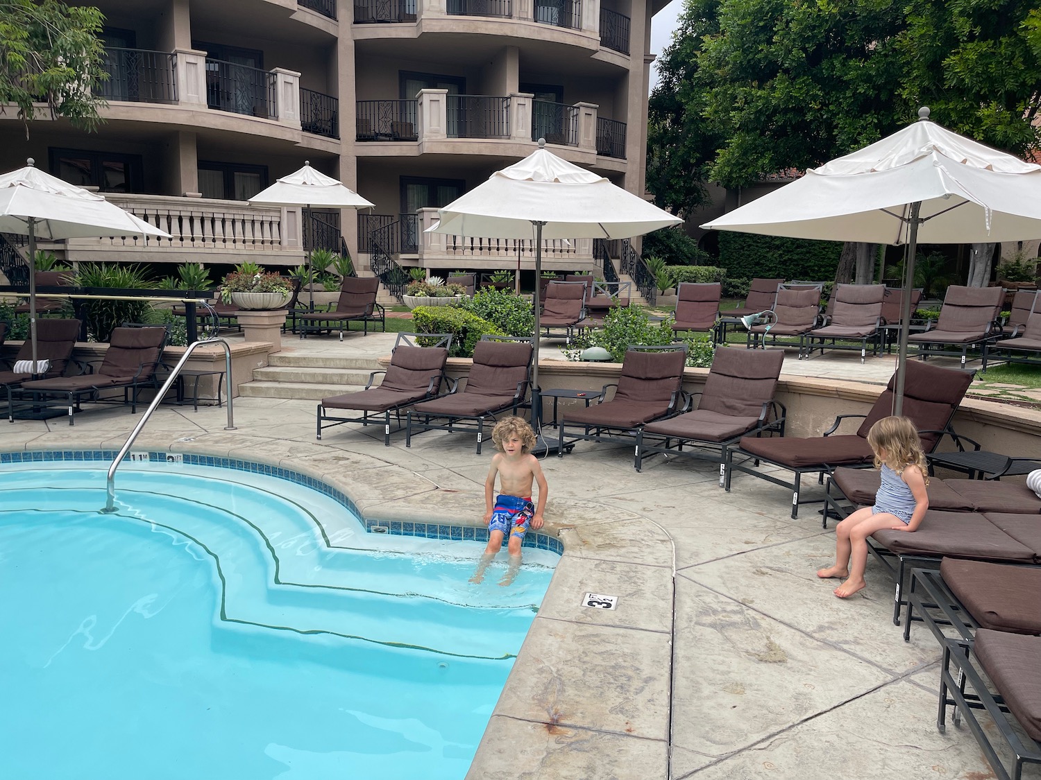 a children sitting in a pool