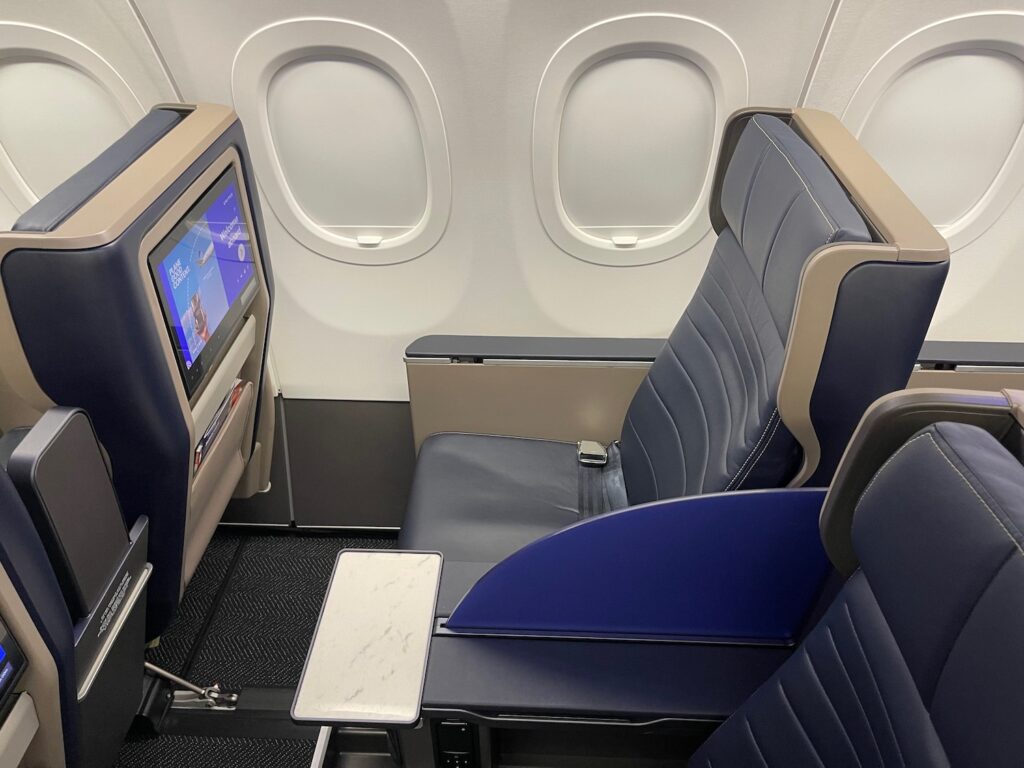 Review: United Airlines A321neo Economy Class (Inaugural Flight) - Live ...