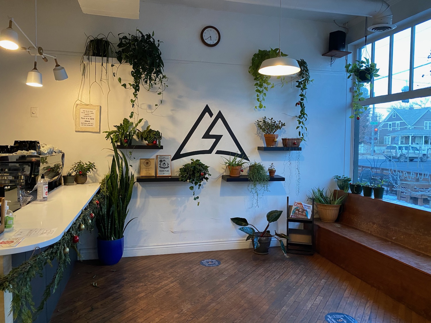 a room with plants on the wall