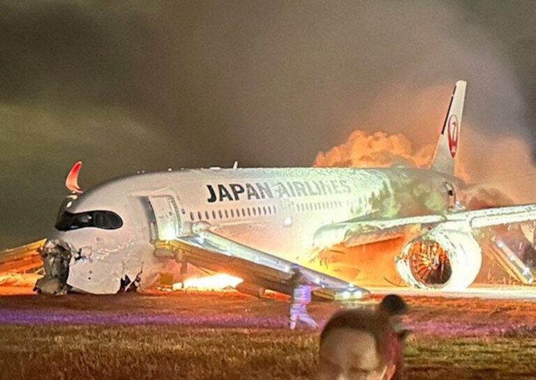 Did Passengers Flout Flight Crew Instructions On JAL A350 900 That   JAL A350 900 HND Evacuation 768x545 