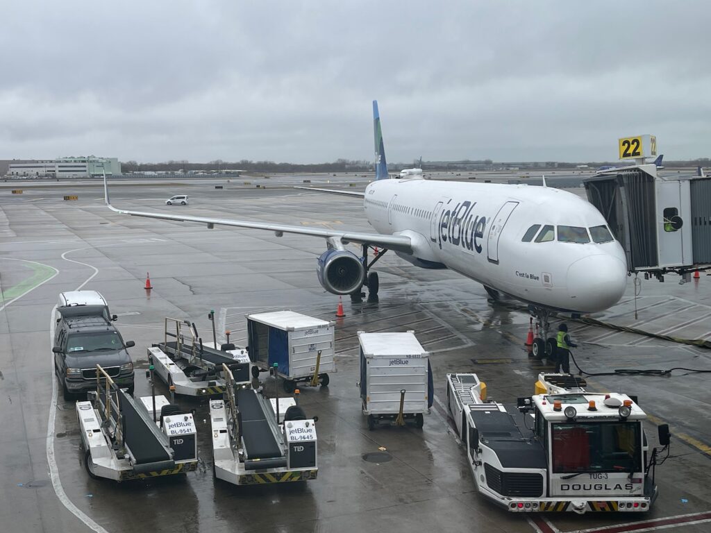 Review JetBlue A321 Mint Business Class (Redeye) Live and Let's Fly