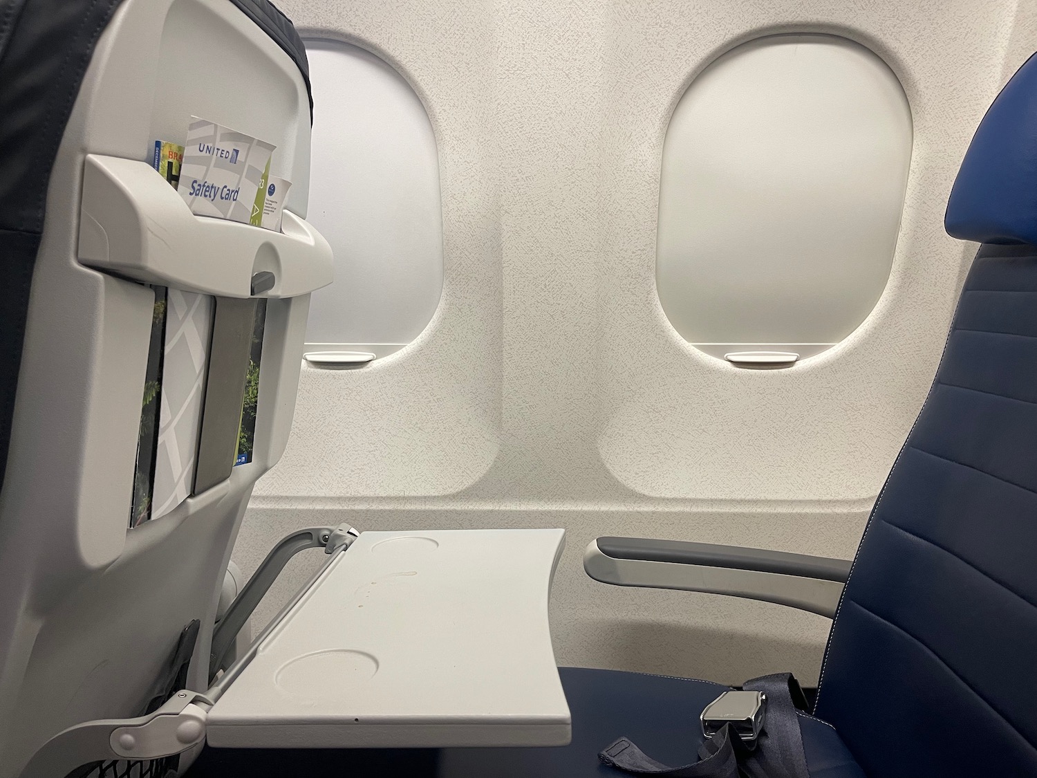 an airplane seat with windows