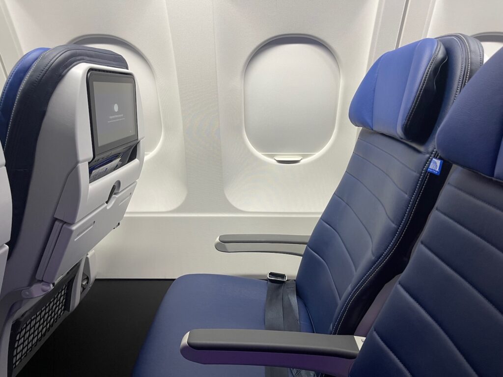 Review: United Airlines A320 Economy Class - Live and Let's Fly