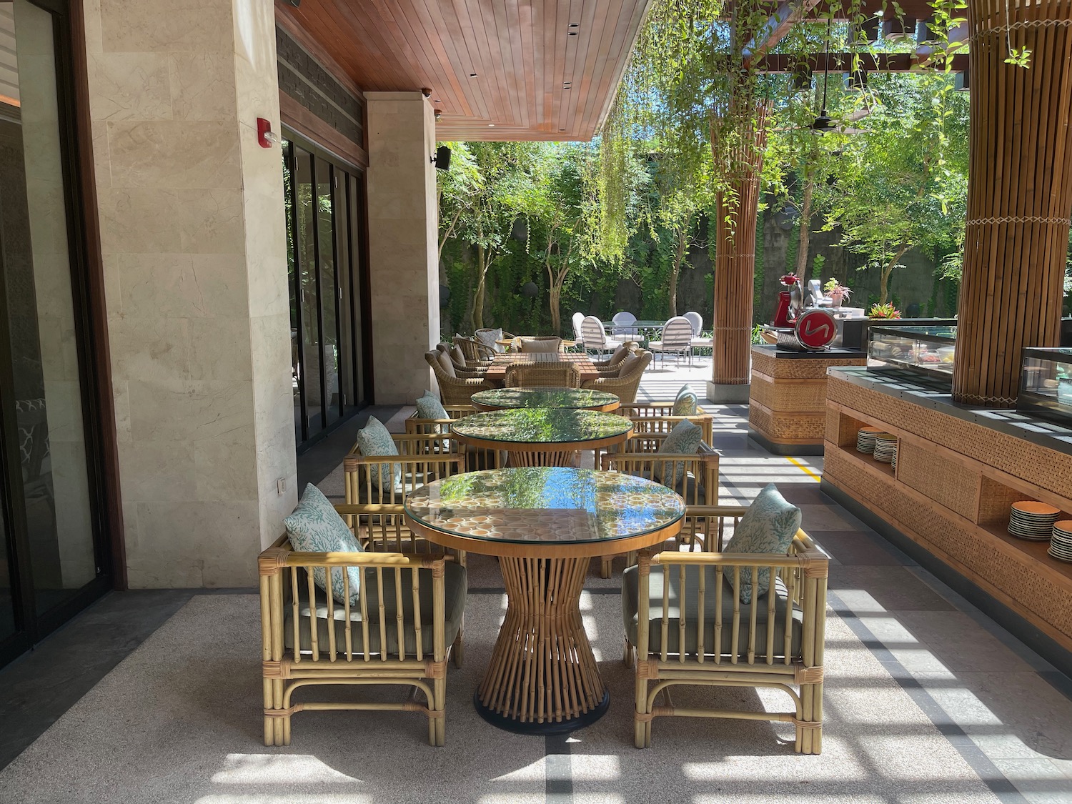 a table and chairs outside of a restaurant