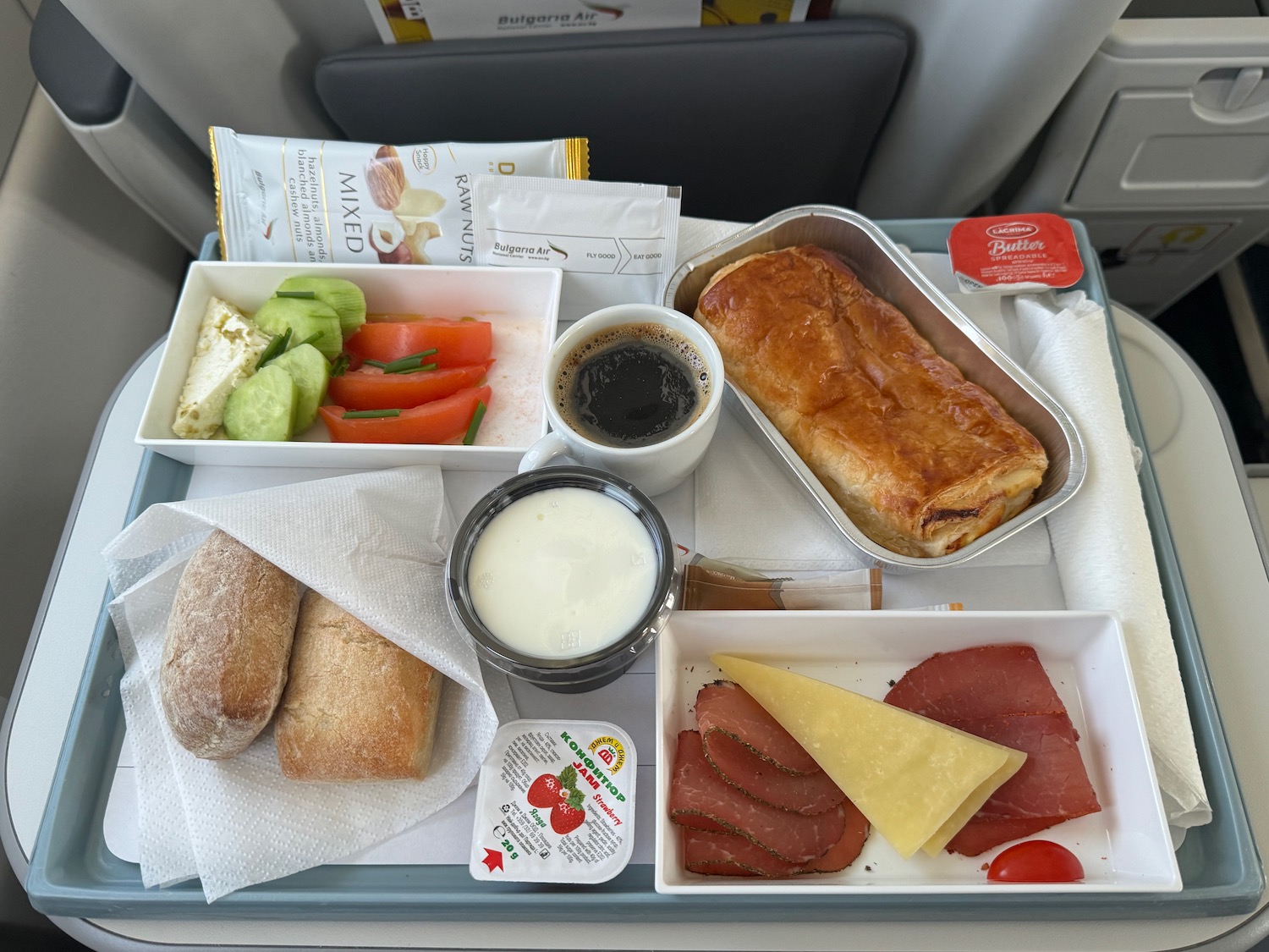 Поднос за храна и кафе по време на полет