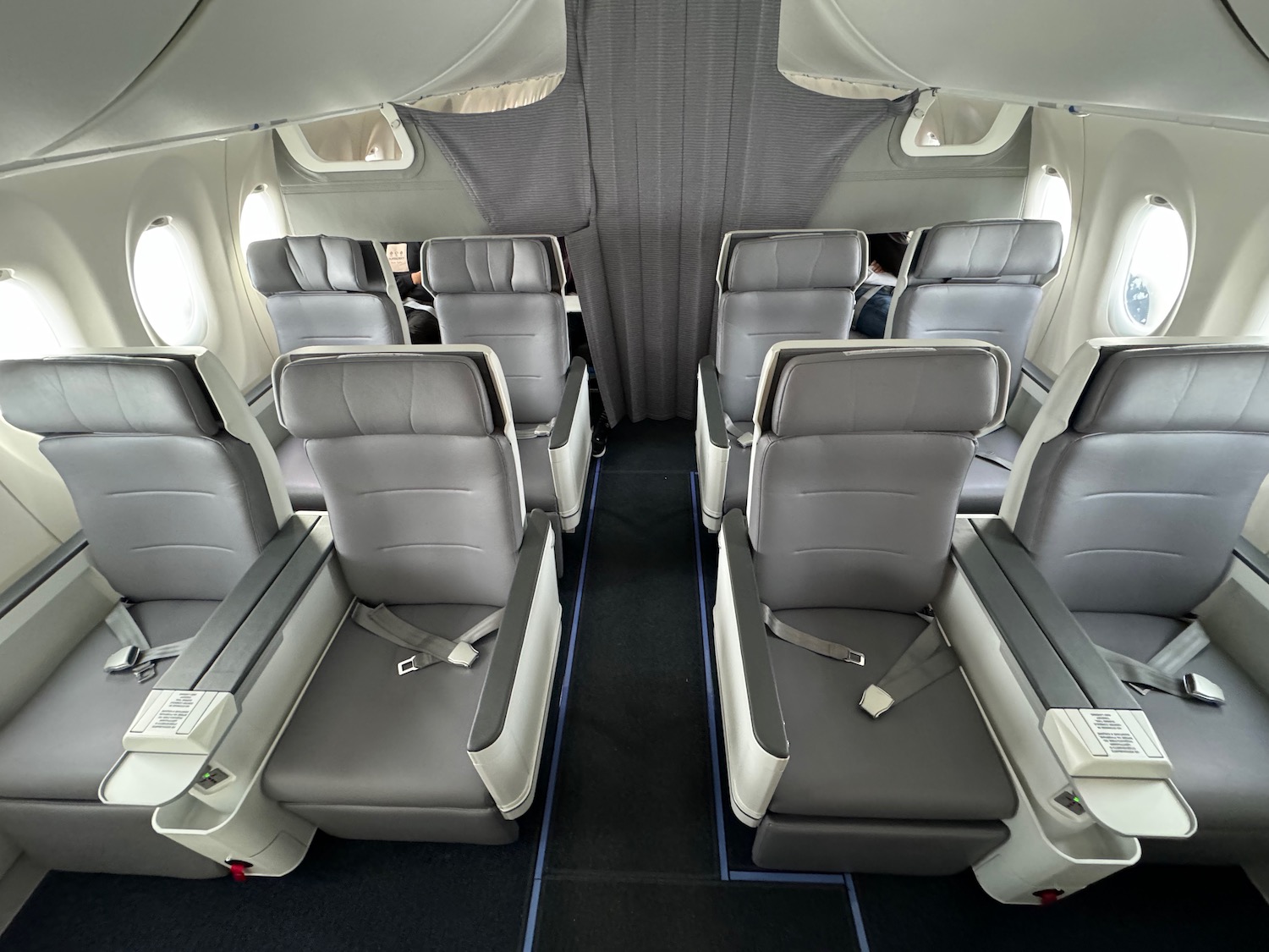 Самолет със седалки и прозорци