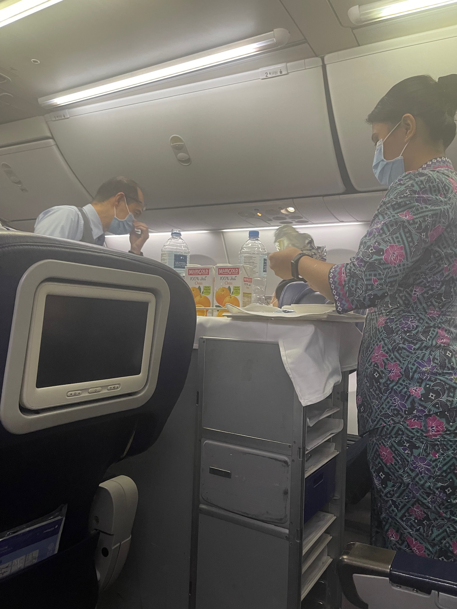 一对戴着口罩站在飞机上的男人和女人