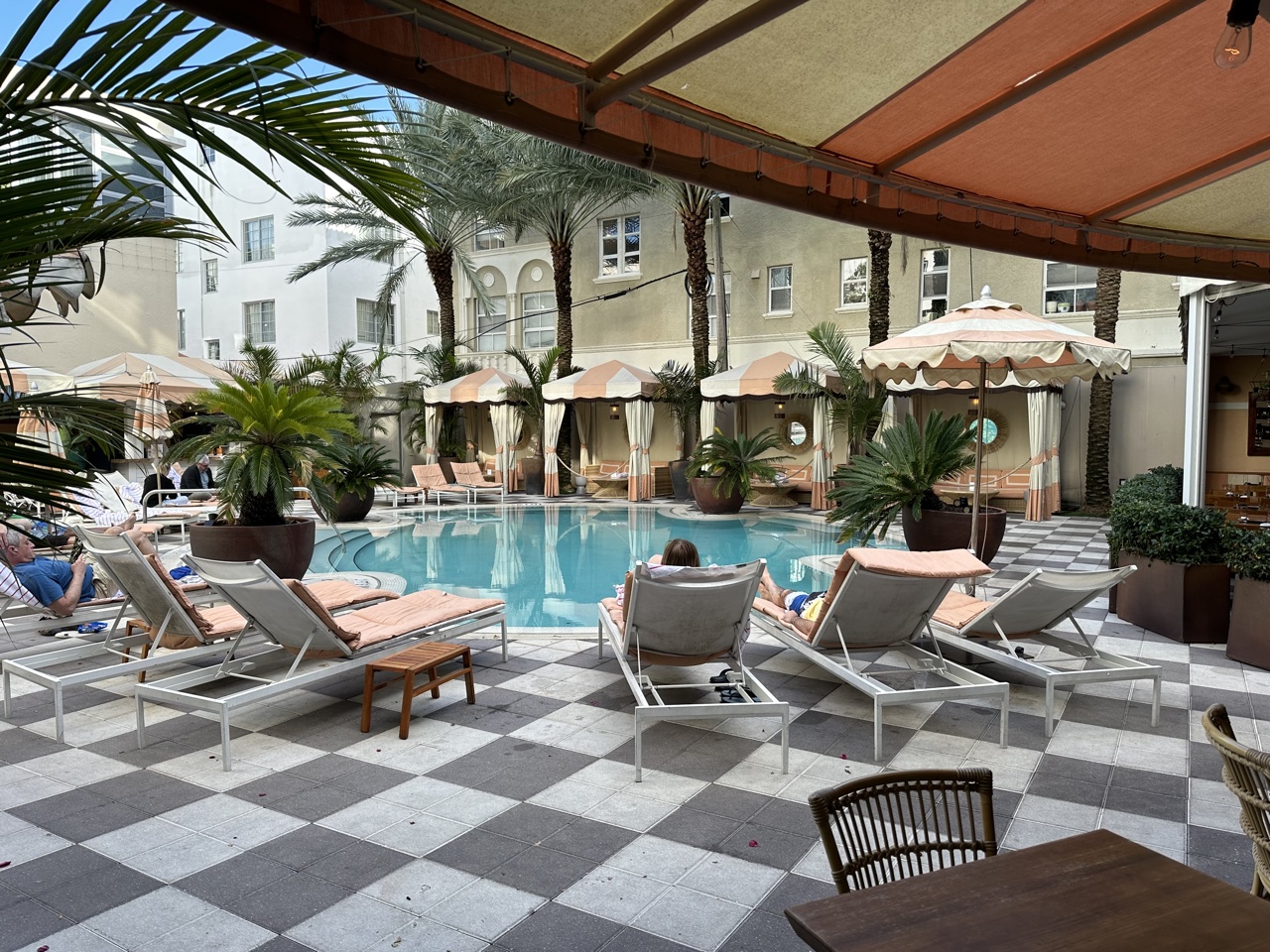 Plymouth Hotel Miami pool area