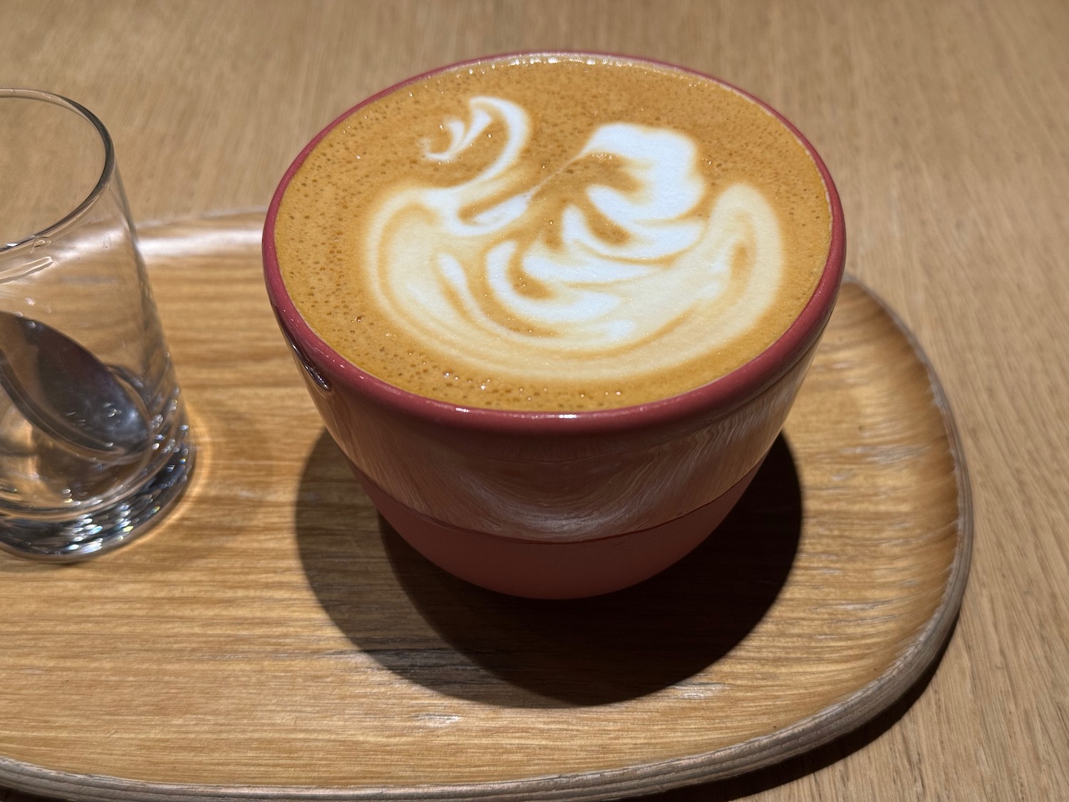 O ceașcă de cafea cu un design de lebădă deasupra