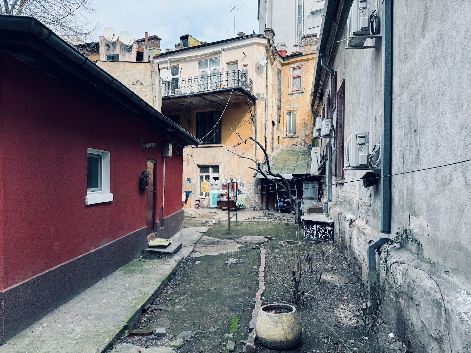 a courtyard of a building