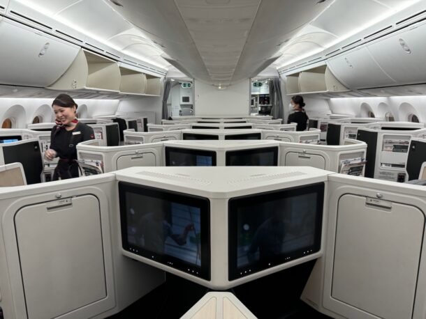 My Surprsingly Comfortable Jal 787-9 Business Class Flight - Live And 