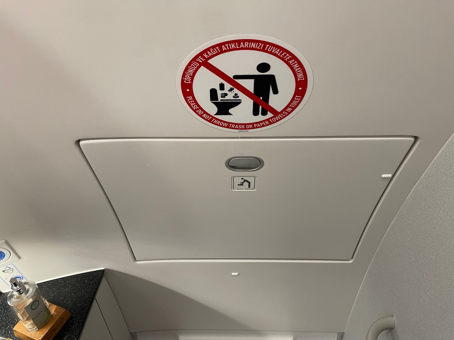 a sign on the ceiling of a plane