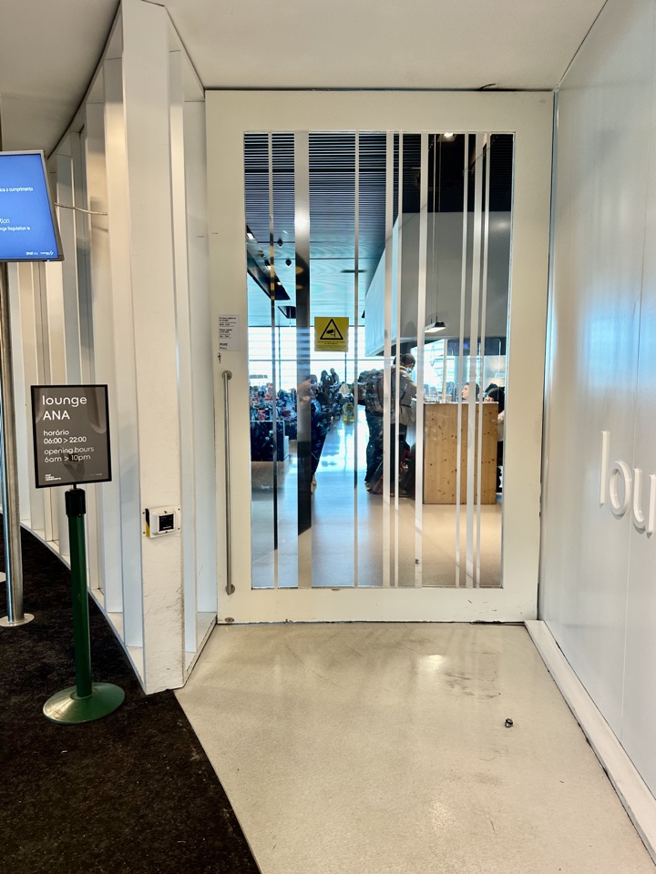 lisbon airport lounge entrance