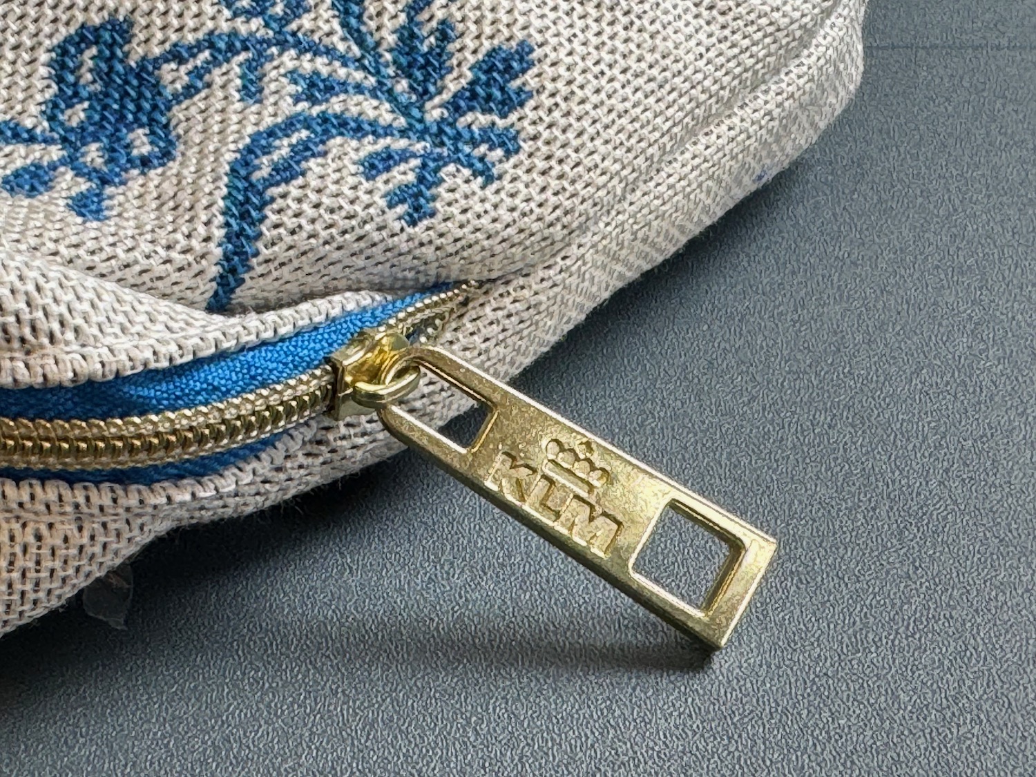 a zipper on a bag