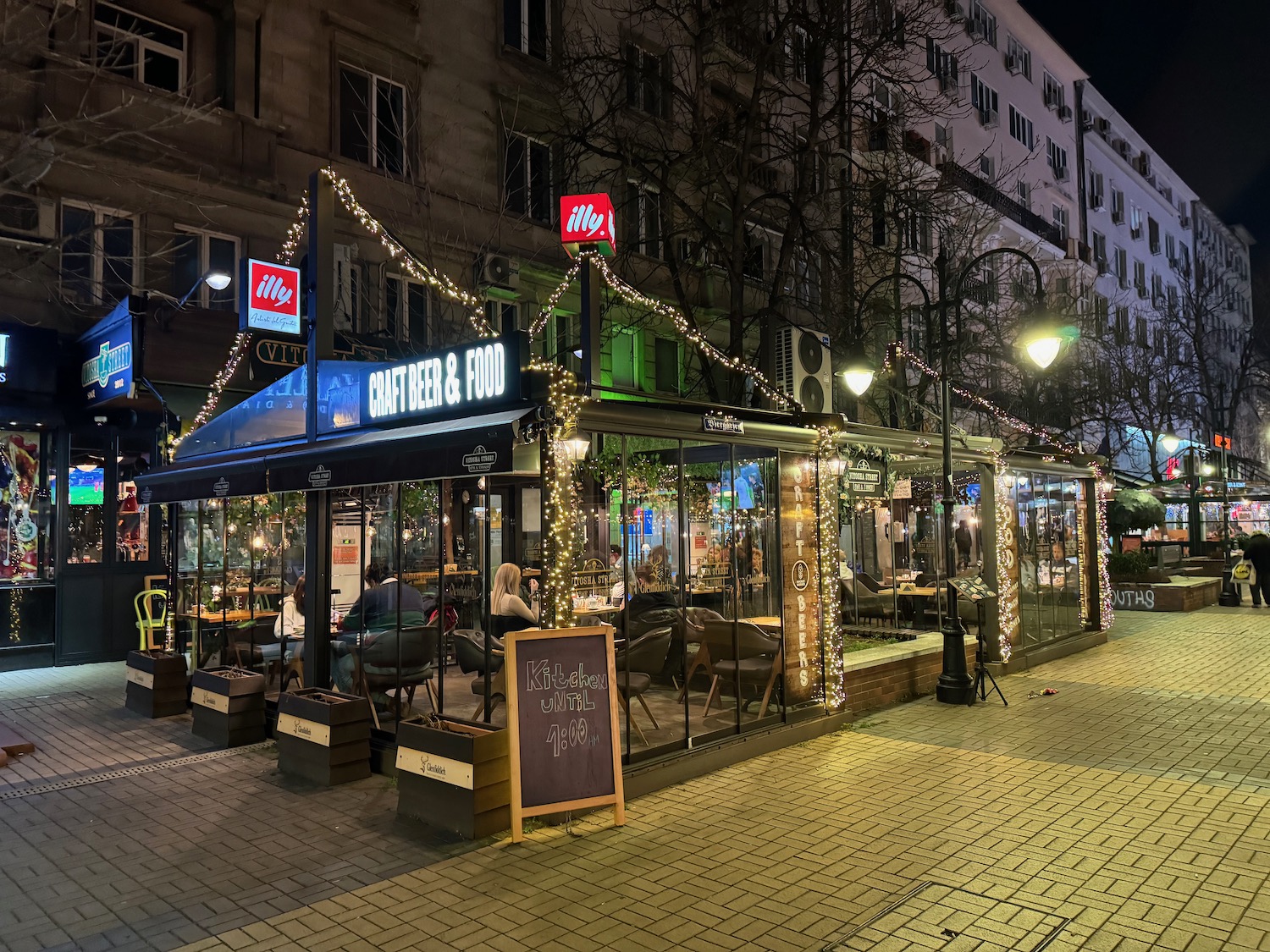 a restaurant with lights on the outside