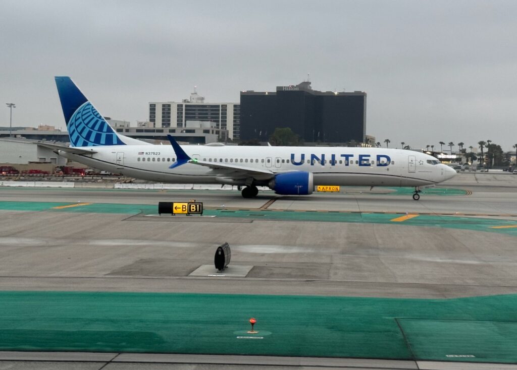 Review: United Airlines 737 MAX 9 Economy Class - Live and Let's Fly